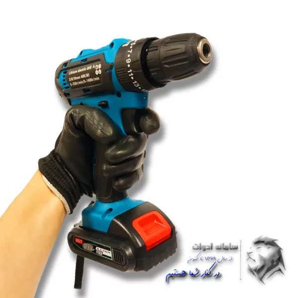 تصویر سمت چپ دریل شارژی ماکیتا در دست کاربر