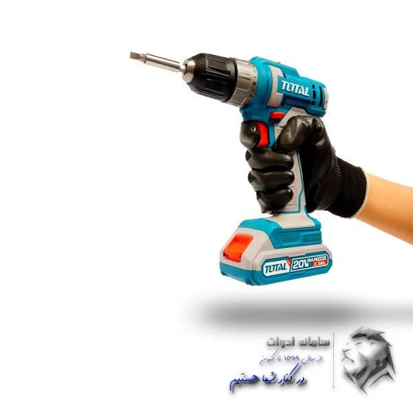 تصویر دریل شارژی دو باتری توتال در دست کاربر از سمت