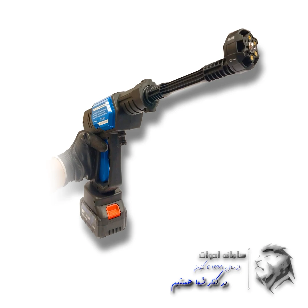 کارواش شارژی 50 بار 2 باتری بزرگ پاشش 6 حالته ویوارکس 8 کارواش و سمپاش شارژی 50 بار ویوارکس در دست کاربر از روبرو