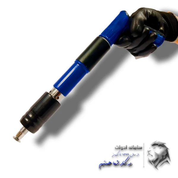 تفنگ میخکوب دستی چاشنی خور ویوارکس همراه میخ رو به پائین در دست راست کاربر