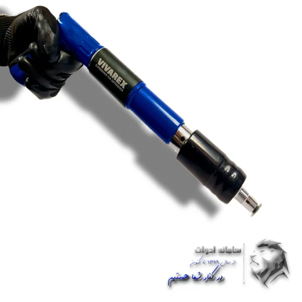 تفنگ میخکوب دستی چاشنی خور ویوارکس همراه میخ حین استفاده در دست چپ کاربر